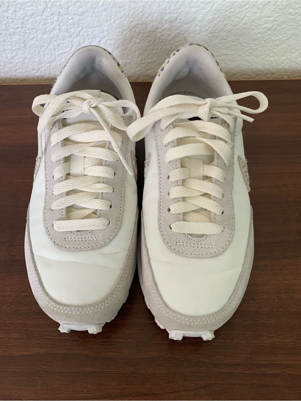 Nike Women's White/Cream Lace-Up Sneakers Size 5.5